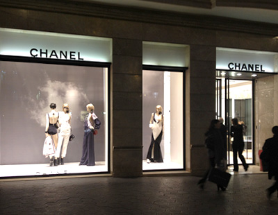 Decorados para escaparates elegantes y sencillos los que instalamos para la marca Chanel en Barcelona. Decorados para escaparates elegantes y sencillos los que instalamos para la marca Chanel en Barcelona.